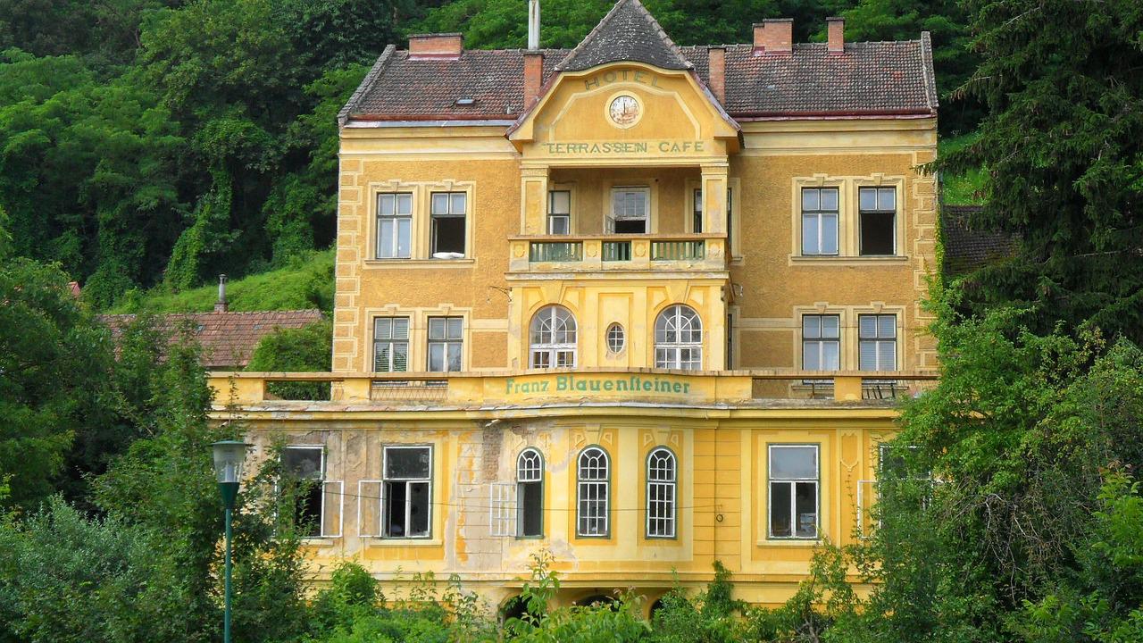 Budynek byłego hotelu pracowniczego marnieje – co dalej?